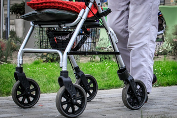 Fototapeta premium Detailaufnahme Senior unterwegs mit Rollator