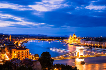 Obraz premium Panoramic view of Budapest at night. Danube river, Széchenyi Chain Bridge, and the Parliament, long exposure