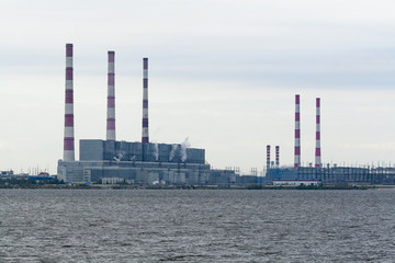Obraz premium Thermal power station on the shore of the reservoir