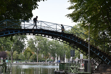 Pont sur le canal Saint-Martin à Paris, France