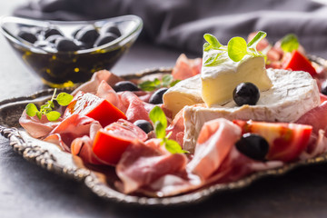 Cheese camambert from prosciutto tomatoes olives and oregano.