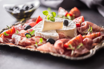 Cheese camambert from prosciutto tomatoes olives and oregano.