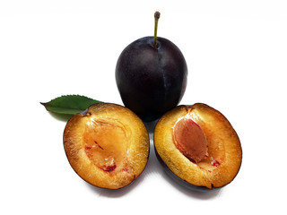 Frische Pflaumen aufgeschnitten freigestellt auf weißem Hintergrund