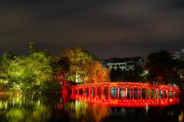 Obraz premium OLD QUARTER, HANOI/VIETNAM - JULY 28: Night view of The Huc bridge and Ngoc Son temple on 07 28 2018 in Lake of the Returned Sword, Lake of the Restored Sword, Hoan Kiem Lake. Landmark in vietnamese.