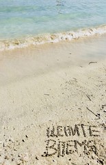 russischer Spruch im Sand am Strand 