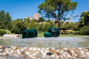 Der Freizeitpark in Santarcangelo di Romagna mit der Burg im Hintergrund, Italien
