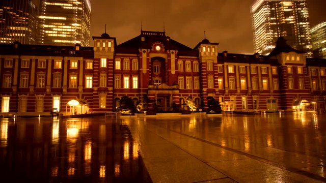 東京駅前広場の夜景のリフレクションのハイパーラプス映像