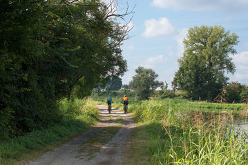  ciclisti pedalano in campagna