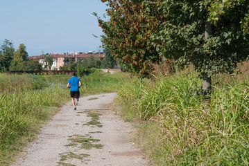 persona mentre fa jogging in campagna