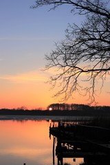 romantische Idylle am See im Winter, Konzept Beerdigung, Trauerkarte, Todesanzeigen