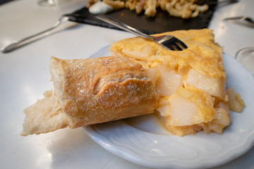 Tortilla de patatas servida en un bar