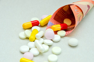 tablets are scattered on the table, dosage for the patient