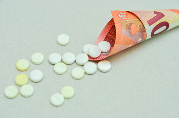 tablets are scattered on the table, dosage for the patient