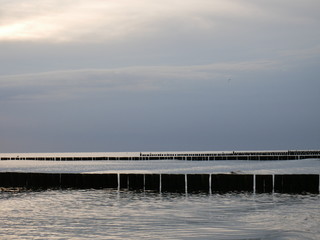 Ostseestrand mit Buhnen