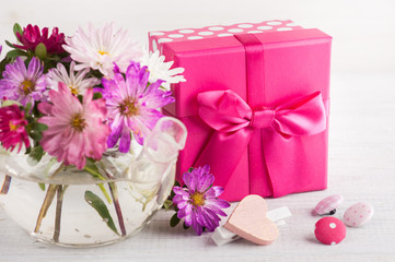Obraz na płótnie Canvas Pink purple garden flowers and gift box