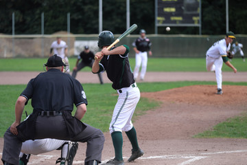 Baseball match with pitcher and batter and catcher and umpire - Stockfoto
