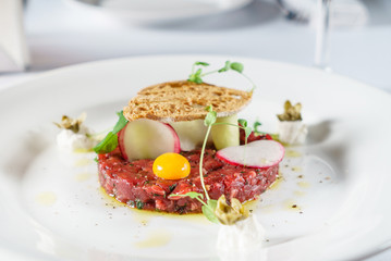 beef tartar with egg