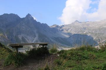 Bank vor den Bergen 