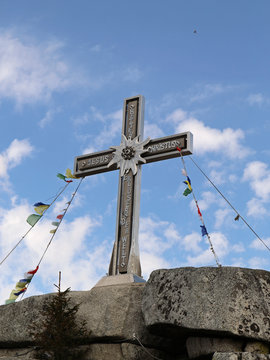 Foto vom Gipfelkreuz vom Berg Plöckenstein an der Grenze von Tschechien und Österreich im Böhmerwald