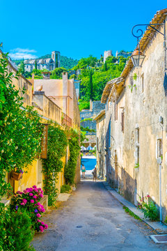 Fototapeta Narrow street in Oppede le Vieux village in France