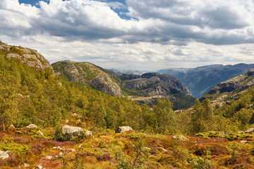 Fototapeta premium Blick auf Fjord, Sonne und Wolken