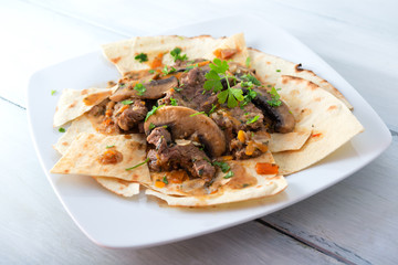 Stufato di carne di cinghiale e funghi, cibo italiano