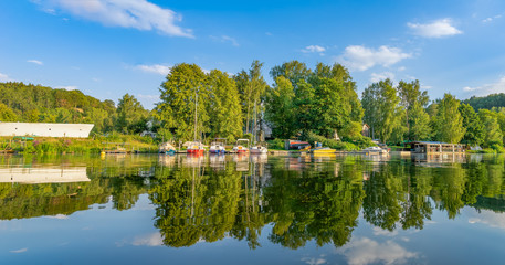 Fototapeta premium ruhige Abendstimmung auf der Talsperre Kriebstein in Lauenhain 