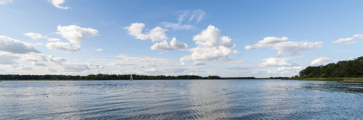 Panorama von einem See mit Wolken