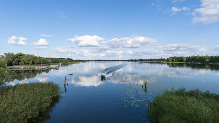 Schnelles Boot auf einem See