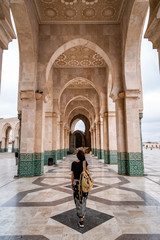 Femme visite mosquée Maroc Casablanca Hassan II Arche