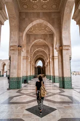 Frau besucht Moschee Marokko Casablanca Hassan II Arch © Loïc Bourgeois