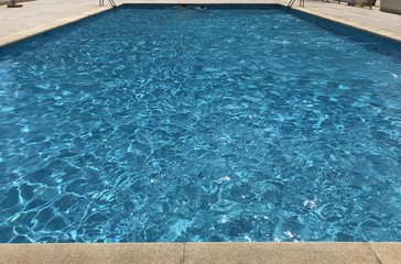 Piscina agua color turquesa imagen refrescante veraniega