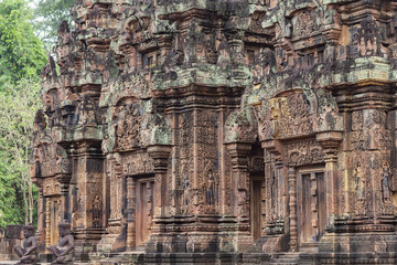 Obraz premium Ancient temple Banteay Srei bas-relief, Angkor Wat, Cambodia. Stone carved decor on hindu temple