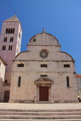 Fototapeta na wymiar Chorwacja, Zadar - gotycko-renesansowy kościół świętej Marii z przełomu XI i XII wieku z wieżą dzwonnicy (w tle) wybudowaną w 1105 roku.