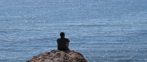 Uomo solitario al mare - contemplazione