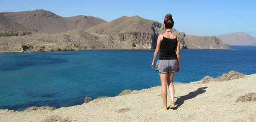 Donna solitaria al mare - contemplazione
