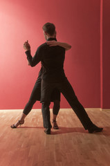 Ein Paar tanzt Tango Argentino
