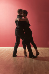 Ein Paar tanzt Tango Argentino