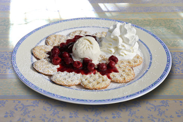Heiße Waffel mit Kirschen Sahne und Eis