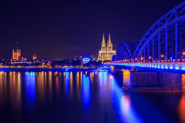 Obraz premium Köln, Dom und Hohenzollernbrücke