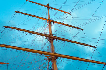 Obraz premium The mast of a sailing ship, bottom view
