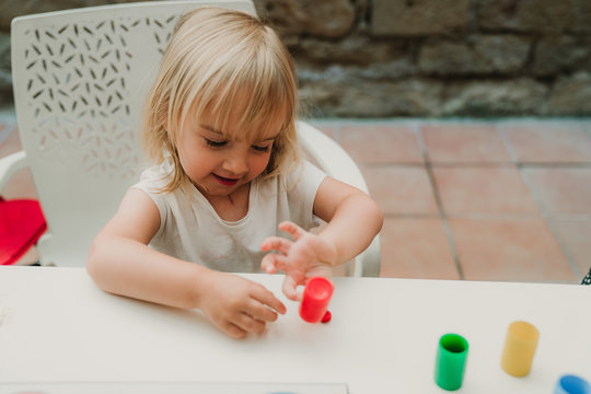 Ni&ntilde;a rubia jugando al parchis