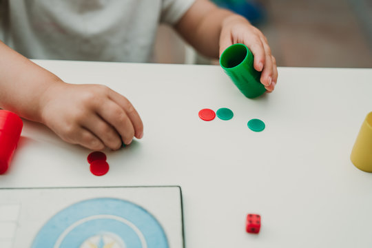 Manos de ni&ntilde;a jugando al parchis