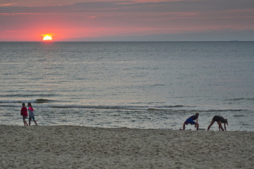urlop nad morzem, codzienne ćwiczenia na plaży, wieczorne spacery  przy zachodzie słońca, aktywny wypoczynek nad morzem 
