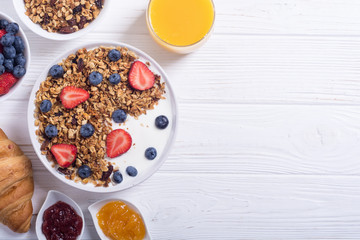 Granola yogurt and berries