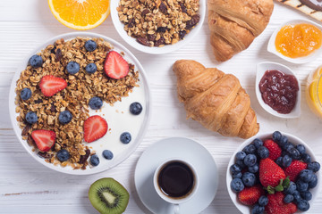 Granola yogurt and berries