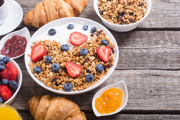 Granola yogurt and berries