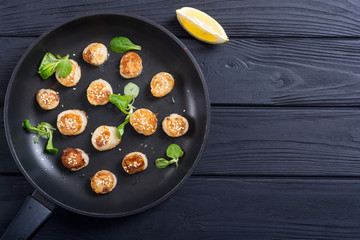 Fried scallops with lemon and salad
