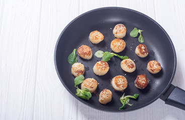 Fried scallops with lemon and salad