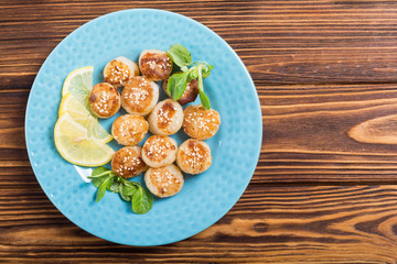 Fried scallops with lemon and salad